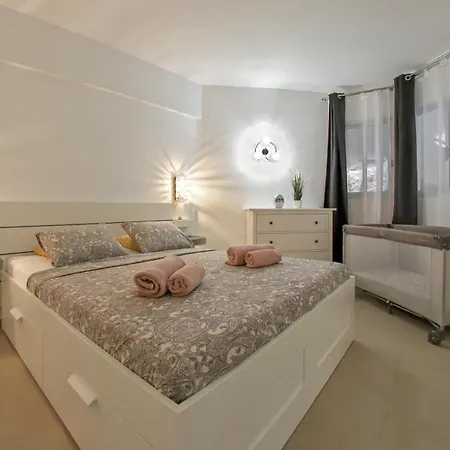 Апартаменти Beachfront Lovely Paraiso Del Sur A106